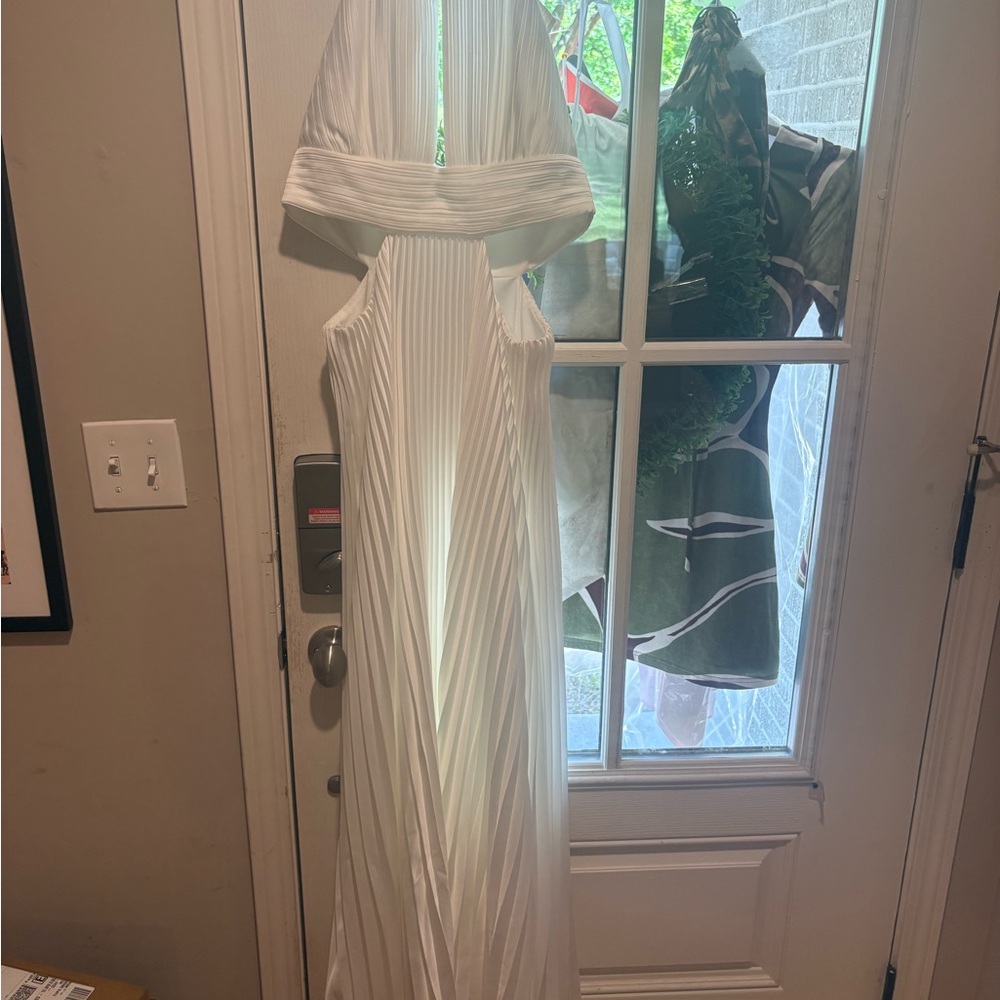 Elegant White Maxi Dress with Pleated Detail